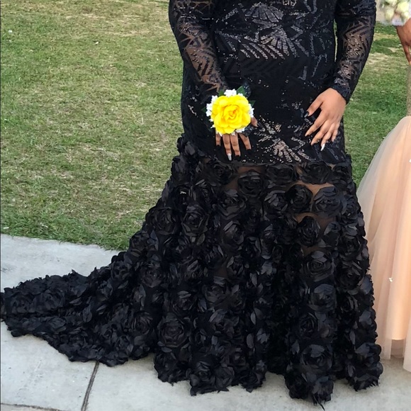 PROM/FORMAL DRESS - Picture 2 of 5